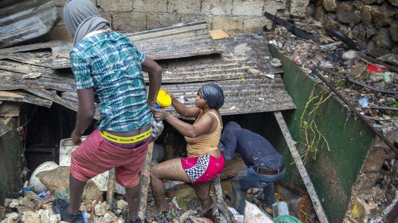 Badai Marco dan Badai Tropis Laura mengoyak Karibia dan Teluk Meksiko pada hari Minggu, memaksa ribuan penduduk pesisir di Louisiana dan Kuba untuk mengungsi. (AP/Dieu Nalio Chery)