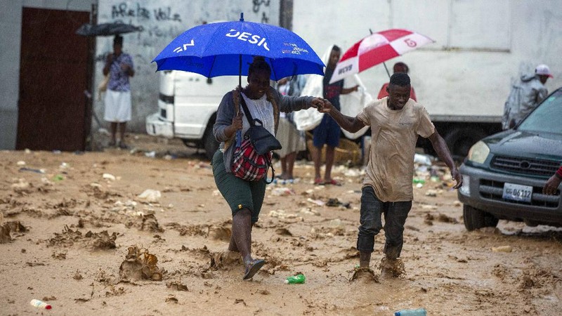Badai Marco dan Badai Tropis Laura mengoyak Karibia dan Teluk Meksiko pada hari Minggu, memaksa ribuan penduduk pesisir di Louisiana dan Kuba untuk mengungsi. (AP/Dieu Nalio Chery)
