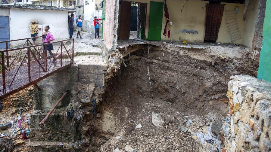 Badai Marco dan Badai Tropis Laura mengoyak Karibia dan Teluk Meksiko pada hari Minggu, memaksa ribuan penduduk pesisir di Louisiana dan Kuba untuk mengungsi. (AP/Dieu Nalio Chery)