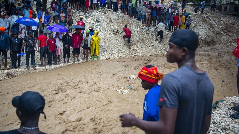 Badai Marco dan Badai Tropis Laura mengoyak Karibia dan Teluk Meksiko pada hari Minggu, memaksa ribuan penduduk pesisir di Louisiana dan Kuba untuk mengungsi. (AP/Dieu Nalio Chery)