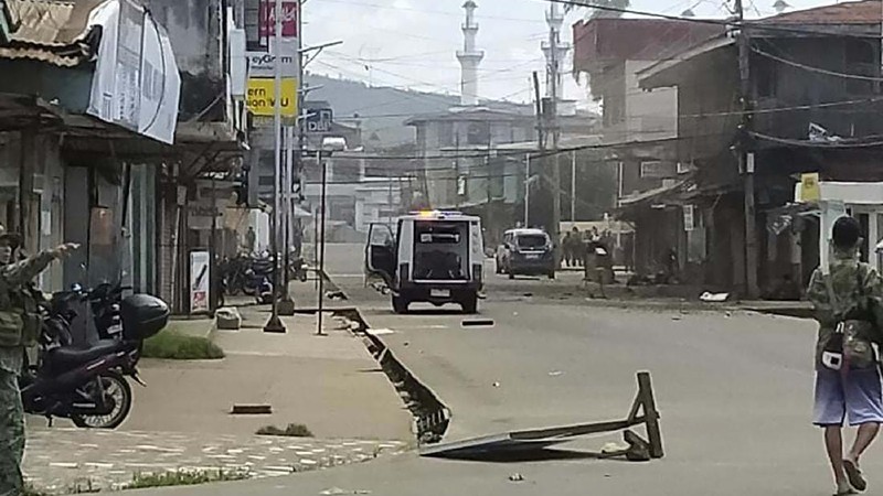Bom meledak di sebuah kota selatan Filipina pada hari Senin (24/8/20), menewaskan beberapa tentara dan melukai militer lainnya. (AP/NICKEE BUTLANGAN)