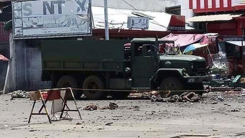 Bom meledak di sebuah kota selatan Filipina pada hari Senin (24/8/20), menewaskan beberapa tentara dan melukai militer lainnya. (AP/NICKEE BUTLANGAN)