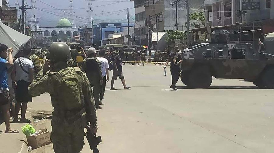 Bom meledak di sebuah kota selatan Filipina pada hari Senin (24/8/20), menewaskan beberapa tentara dan melukai militer lainnya. (AP/NICKEE BUTLANGAN)