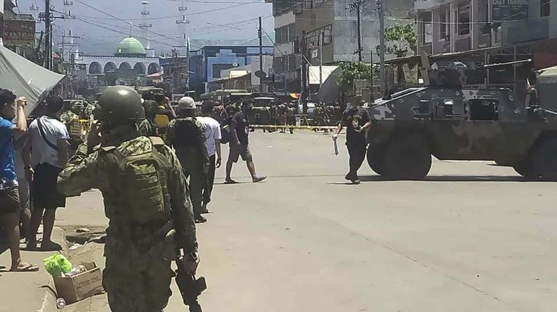 Bom meledak di sebuah kota selatan Filipina pada hari Senin (24/8/20), menewaskan beberapa tentara dan melukai militer lainnya. (AP/NICKEE BUTLANGAN)