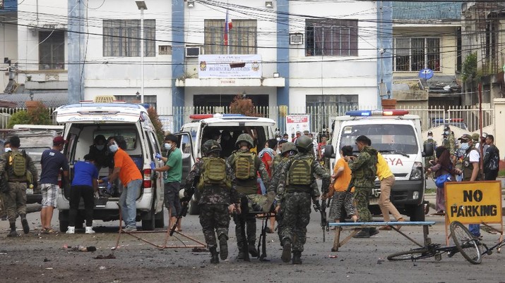 Bom meledak di sebuah kota selatan Filipina pada hari Senin (24/8/20), menewaskan beberapa tentara dan melukai militer lainnya. (AP/NICKEE BUTLANGAN)
