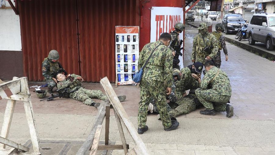 Bom meledak di sebuah kota selatan Filipina pada hari Senin (24/8/20), menewaskan beberapa tentara dan melukai militer lainnya. (AP/NICKEE BUTLANGAN)