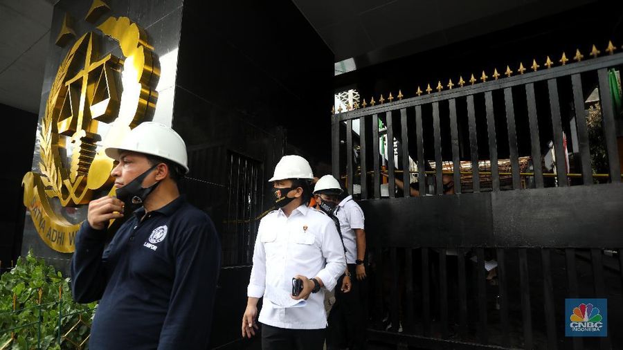 Petugas Indonesia Automatic Fingerprint Identification System (Inafis) dan Puslabfor Mabes Polri melakukan olah Tempat Kejadian Perkara (TKP) kebakaran gedung utama Kejaksaan Agung di Jakarta, Senin (24/8/2020). (CNBC Indonesia/Andrean Kristianto)