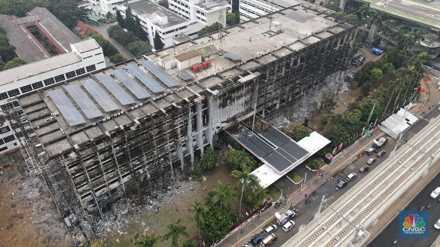 Petugas Indonesia Automatic Fingerprint Identification System (Inafis) dan Puslabfor Mabes Polri melakukan olah Tempat Kejadian Perkara (TKP) kebakaran gedung utama Kejaksaan Agung di Jakarta, Senin (24/8/2020). (CNBC Indonesia/Andrean Kristianto)