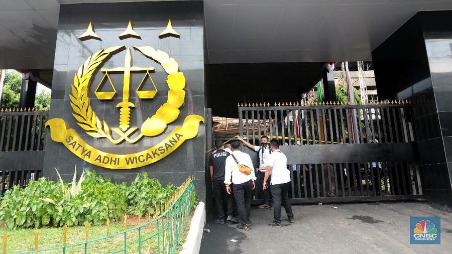 Petugas Indonesia Automatic Fingerprint Identification System (Inafis) dan Puslabfor Mabes Polri melakukan olah Tempat Kejadian Perkara (TKP) kebakaran gedung utama Kejaksaan Agung di Jakarta, Senin (24/8/2020). (CNBC Indonesia/Andrean Kristianto)