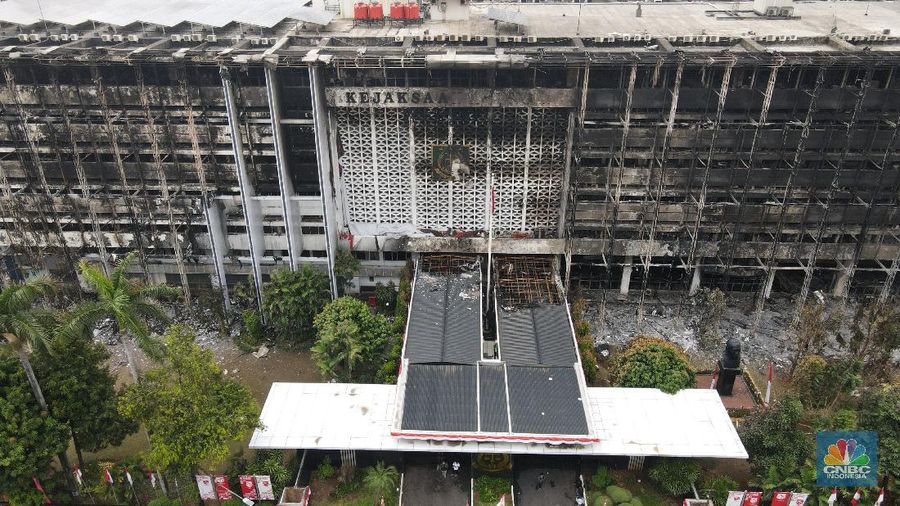 Petugas Indonesia Automatic Fingerprint Identification System (Inafis) dan Puslabfor Mabes Polri melakukan olah Tempat Kejadian Perkara (TKP) kebakaran gedung utama Kejaksaan Agung di Jakarta, Senin (24/8/2020). (CNBC Indonesia/Andrean Kristianto)