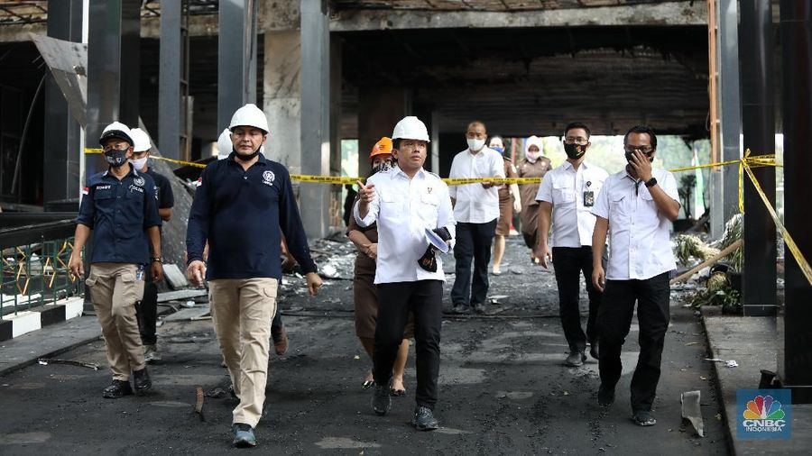 Petugas Indonesia Automatic Fingerprint Identification System (Inafis) dan Puslabfor Mabes Polri melakukan olah Tempat Kejadian Perkara (TKP) kebakaran gedung utama Kejaksaan Agung di Jakarta, Senin (24/8/2020). (CNBC Indonesia/Andrean Kristianto)