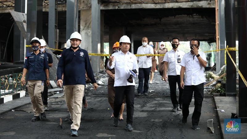Petugas Indonesia Automatic Fingerprint Identification System (Inafis) dan Puslabfor Mabes Polri melakukan olah Tempat Kejadian Perkara (TKP) kebakaran gedung utama Kejaksaan Agung di Jakarta, Senin (24/8/2020). (CNBC Indonesia/Andrean Kristianto)