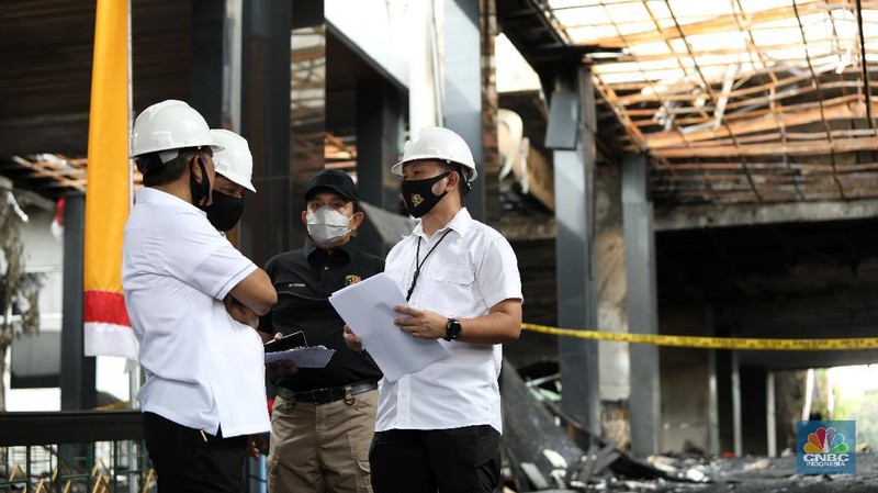 Petugas Indonesia Automatic Fingerprint Identification System (Inafis) dan Puslabfor Mabes Polri melakukan olah Tempat Kejadian Perkara (TKP) kebakaran gedung utama Kejaksaan Agung di Jakarta, Senin (24/8/2020). (CNBC Indonesia/Andrean Kristianto)