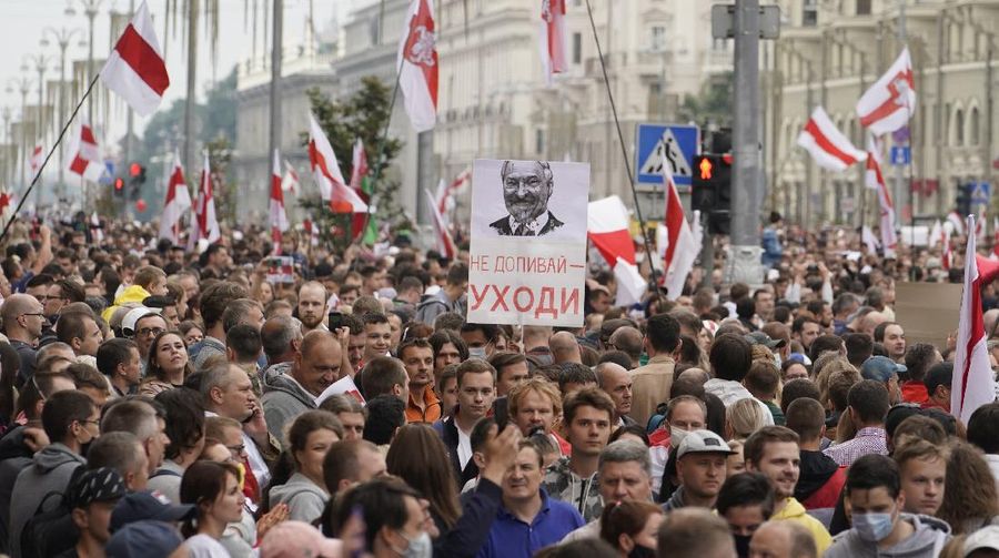 Puluhan ribu pendukung oposisi di Belarusia berunjuk rasa di ibu kota Minsk pada , Minggu, 23 Agustus 2020, waktu setempat, untuk menuntut pengunduran diri Presiden Belarusia Alexander Lukashenko. (AP/Evgeniy Maloletka)