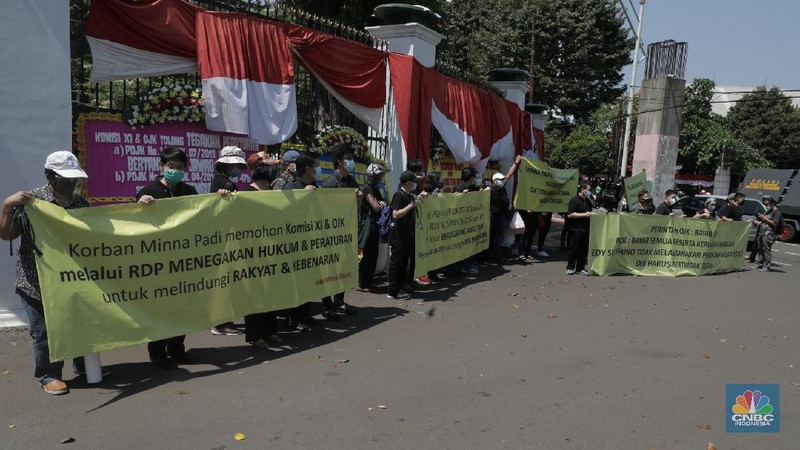 Demo nasabah Minna Padi di depan gedung DPR RI. (CNBC Indonesia/Muhammad Sabki)