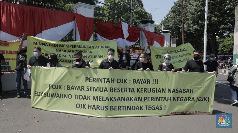 Demo nasabah Minna Padi di depan gedung DPR RI. (CNBC Indonesia/Muhammad Sabki)