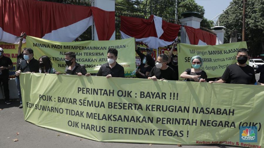 Demo nasabah Minna Padi di depan gedung DPR RI. (CNBC Indonesia/Muhammad Sabki)