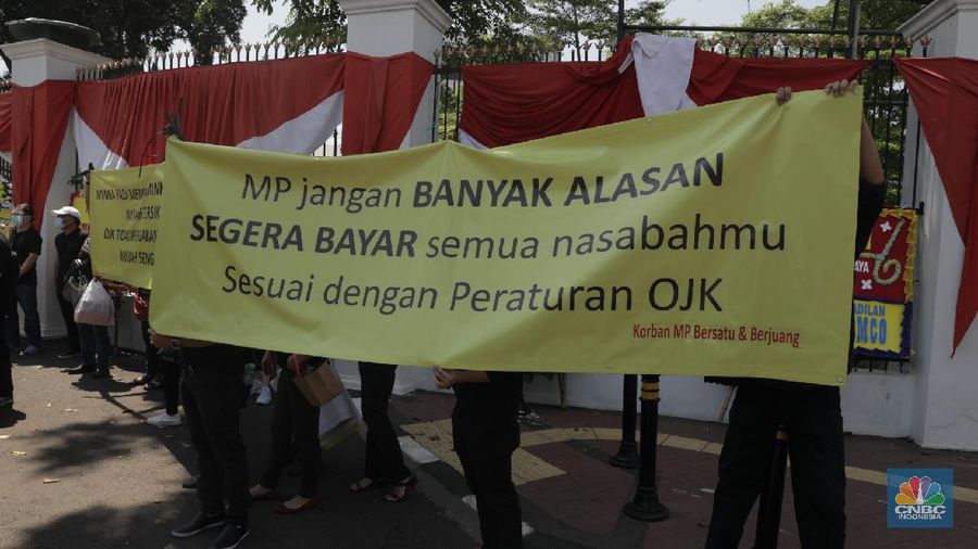 Demo nasabah Minna Padi di depan gedung DPR RI. (CNBC Indonesia/Muhammad Sabki)