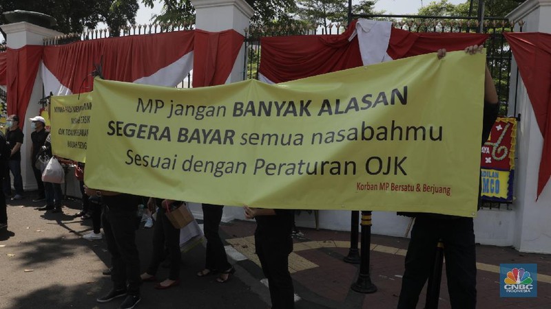 Demo nasabah Minna Padi di depan gedung DPR RI. (CNBC Indonesia/Muhammad Sabki)