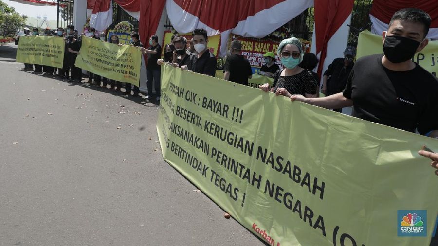 Demo nasabah Minna Padi di depan gedung DPR RI. (CNBC Indonesia/Muhammad Sabki)