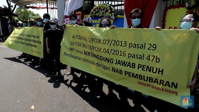 Demo nasabah Minna Padi di depan gedung DPR RI. (CNBC Indonesia/Muhammad Sabki)