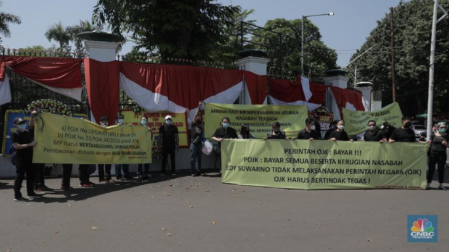 Demo nasabah Minna Padi di depan gedung DPR RI. (CNBC Indonesia/Muhammad Sabki)