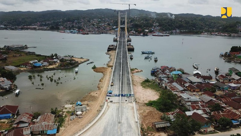 Kementerian Pekerjaan Umum dan Perumahan Rakyat (PUPR) melalui Balai Pelaksanaan Jalan Nasional (BPJN) XXI Kendari, Ditjen Bina Marga tengah menyelesaikan pembangunan Jembatan Teluk Kendari sepanjang 1,34 km yang menghubungkan kawasan Pelabuhan Kota Lama dengan Kecamatan Poasia di Kota Kendari, Provinsi Sulawesi Tenggara (Sultra). (Dok:PUPR)