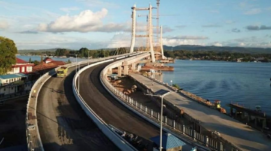 Kementerian Pekerjaan Umum dan Perumahan Rakyat (PUPR) melalui Balai Pelaksanaan Jalan Nasional (BPJN) XXI Kendari, Ditjen Bina Marga tengah menyelesaikan pembangunan Jembatan Teluk Kendari sepanjang 1,34 km yang menghubungkan kawasan Pelabuhan Kota Lama dengan Kecamatan Poasia di Kota Kendari, Provinsi Sulawesi Tenggara (Sultra). (Dok:PUPR)