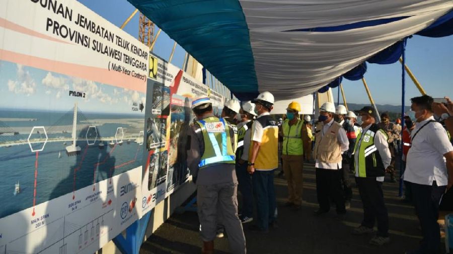 Kementerian Pekerjaan Umum dan Perumahan Rakyat (PUPR) melalui Balai Pelaksanaan Jalan Nasional (BPJN) XXI Kendari, Ditjen Bina Marga tengah menyelesaikan pembangunan Jembatan Teluk Kendari sepanjang 1,34 km yang menghubungkan kawasan Pelabuhan Kota Lama dengan Kecamatan Poasia di Kota Kendari, Provinsi Sulawesi Tenggara (Sultra). (Dok:PUPR)