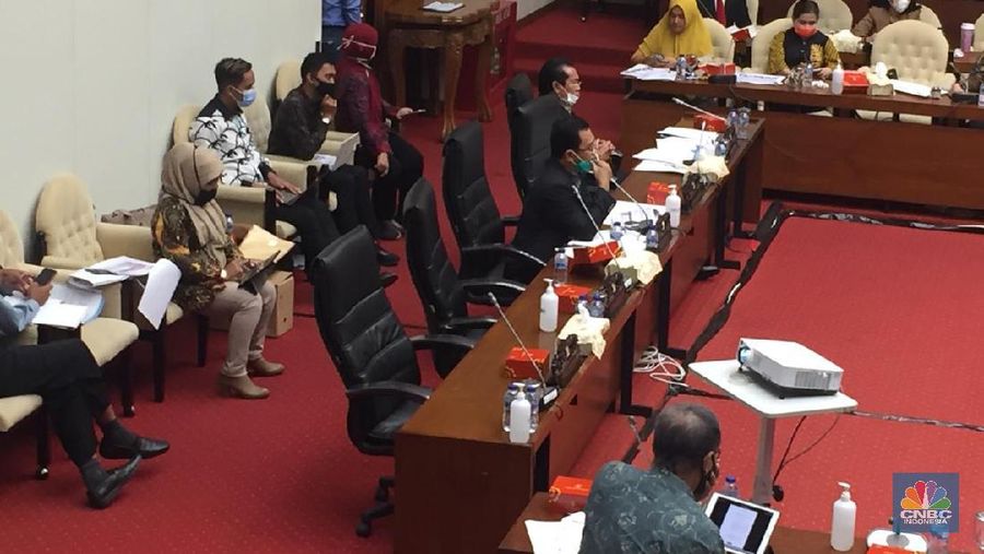 Komisi XI DPR RI menggelar RDP & RDPU dengan Kepala Eksekutif Pengawas Pasar Modal OJK. (CNBC Indonesia/Monica Wareza)