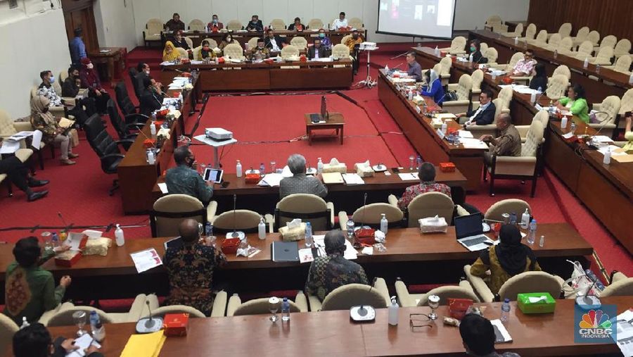Komisi XI DPR RI menggelar RDP & RDPU dengan Kepala Eksekutif Pengawas Pasar Modal OJK. (CNBC Indonesia/Monica Wareza)