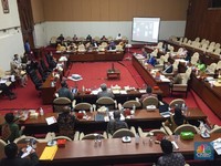 Sedih! Polis Tak Cair, Nasabah Pan Pacific Menangis di DPR