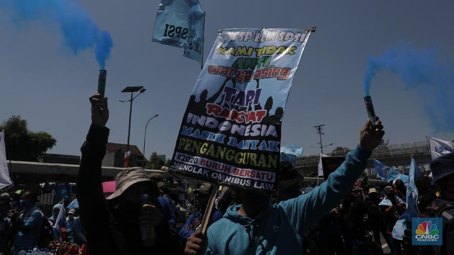 Konfederasi Serikat Buruh Indonesia (KSPI) demo di depan Gedung DPR RI. (CNBC Indonesia/Muhammad Sabki)