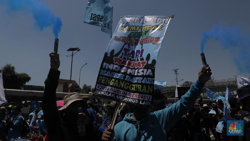 Konfederasi Serikat Buruh Indonesia (KSPI) demo di depan Gedung DPR RI. (CNBC Indonesia/Muhammad Sabki)