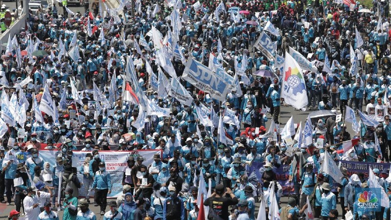 Konfederasi Serikat Buruh Indonesia (KSPI) demo di depan Gedung DPR RI. (CNBC Indonesia/Muhammad Sabki)
