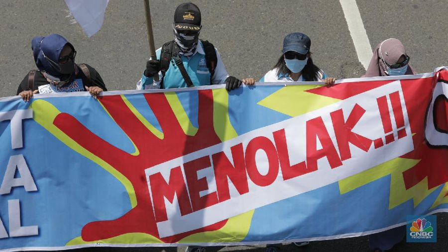 Konfederasi Serikat Buruh Indonesia (KSPI) demo di depan Gedung DPR RI. (CNBC Indonesia/Muhammad Sabki)