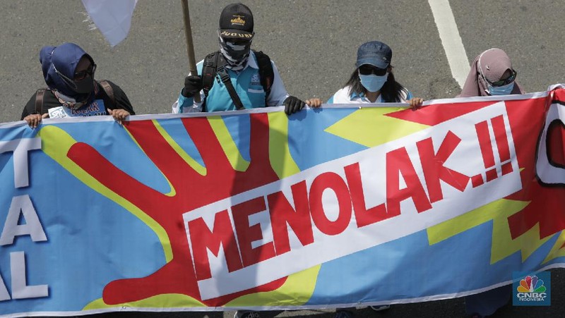 Konfederasi Serikat Buruh Indonesia (KSPI) demo di depan Gedung DPR RI. (CNBC Indonesia/Muhammad Sabki)