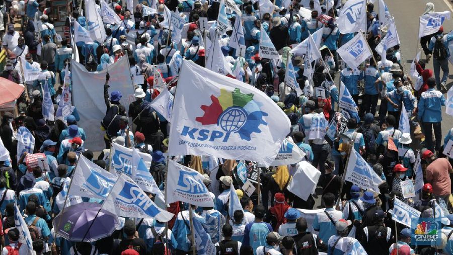 Konfederasi Serikat Buruh Indonesia (KSPI) demo di depan Gedung DPR RI. (CNBC Indonesia/Muhammad Sabki)