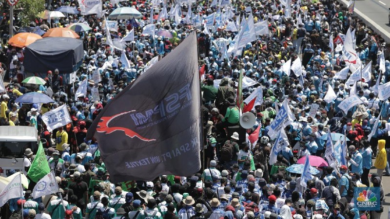 Konfederasi Serikat Buruh Indonesia (KSPI) demo di depan Gedung DPR RI. (CNBC Indonesia/Muhammad Sabki)