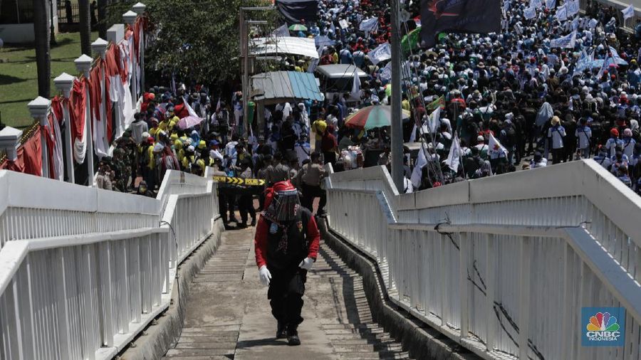 Konfederasi Serikat Buruh Indonesia (KSPI) demo di depan Gedung DPR RI. (CNBC Indonesia/Muhammad Sabki)