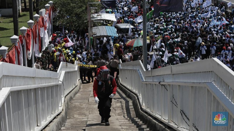 Konfederasi Serikat Buruh Indonesia (KSPI) demo di depan Gedung DPR RI. (CNBC Indonesia/Muhammad Sabki)