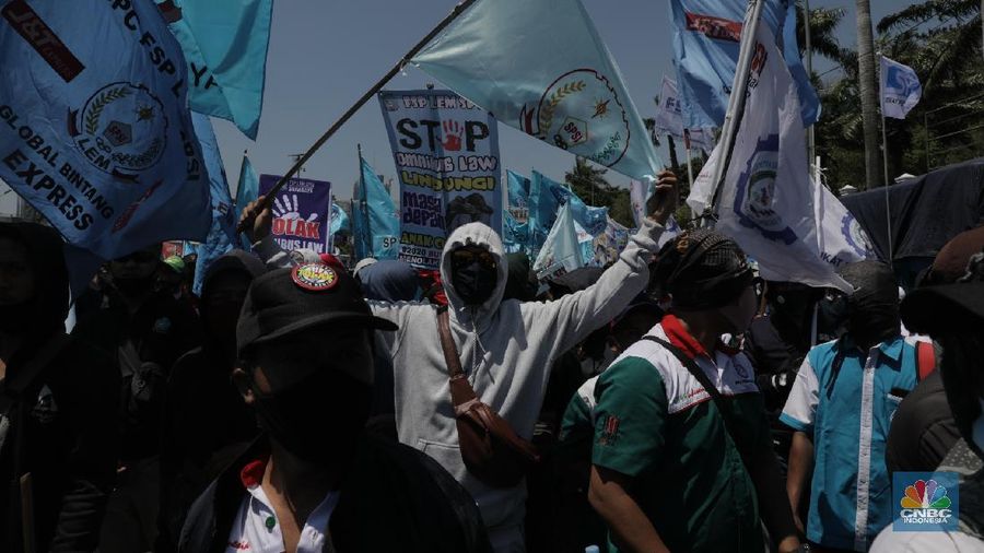 Konfederasi Serikat Buruh Indonesia (KSPI) demo di depan Gedung DPR RI. (CNBC Indonesia/Muhammad Sabki)