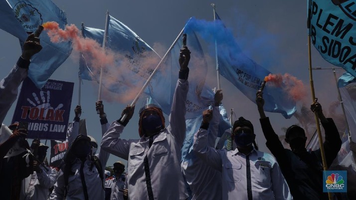 Konfederasi Serikat Buruh Indonesia (KSPI) demo di depan Gedung DPR RI. (CNBC Indonesia/Muhammad Sabki)