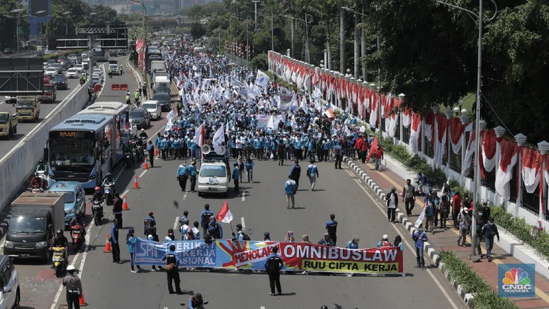 Konfederasi Serikat Buruh Indonesia (KSPI) demo di depan Gedung DPR RI. (CNBC Indonesia/Muhammad Sabki)