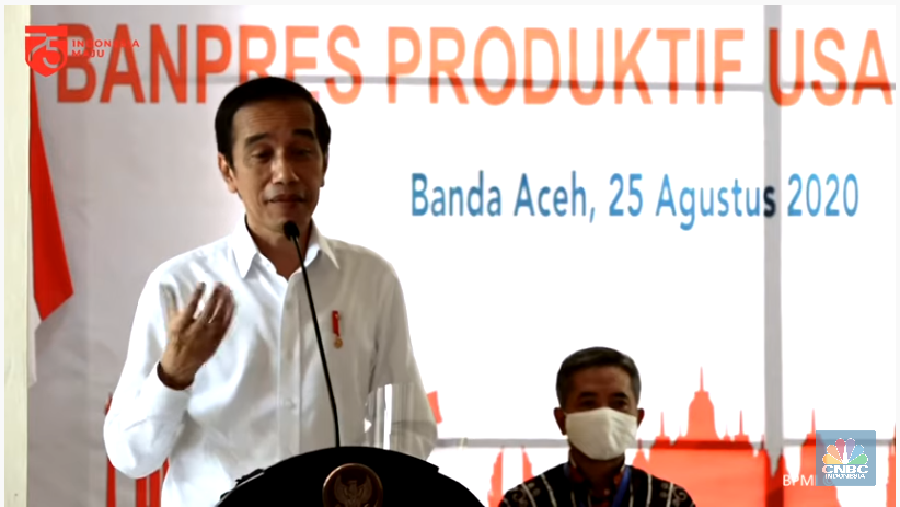 Presiden Joko Widodo menyerahkan banpres di Aceh