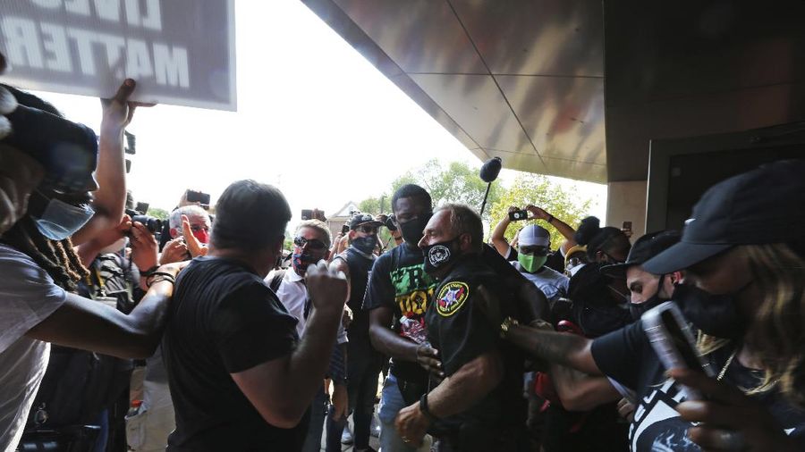 Protes penembakan Jacob Blake, warga AS kembali turun ke jalan. (AP/Angela Peterson)