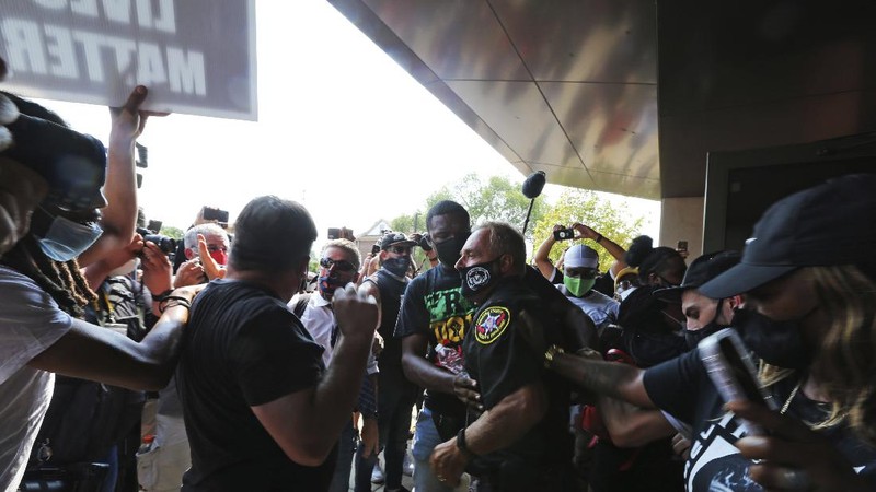 Protes penembakan Jacob Blake, warga AS kembali turun ke jalan. (AP/Angela Peterson)