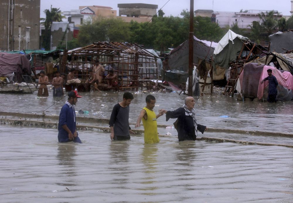 Banjir Hantam Pakistan, 90 Tewas & 1.000an Rumah Rusak  Foto 1