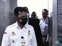 Lagi, Mentan SYL Pamerkan 'Kalung Anti-Corona' di Depan DPR