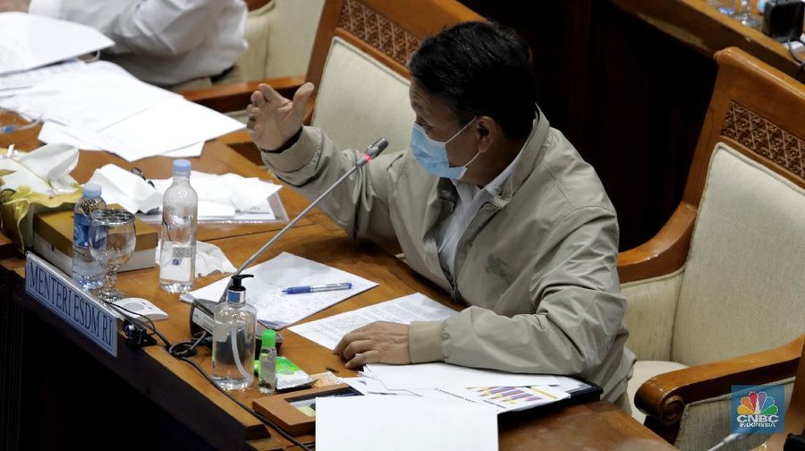 Menteri ESDM, Arifin Tasrif hadir Komisi VII DPR RI. (CNBC Indonesia/Muhammad Sabki)
